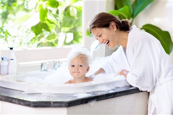ما هي الطريقة الصحيحة لتغسلي شعر طفلكِ؟